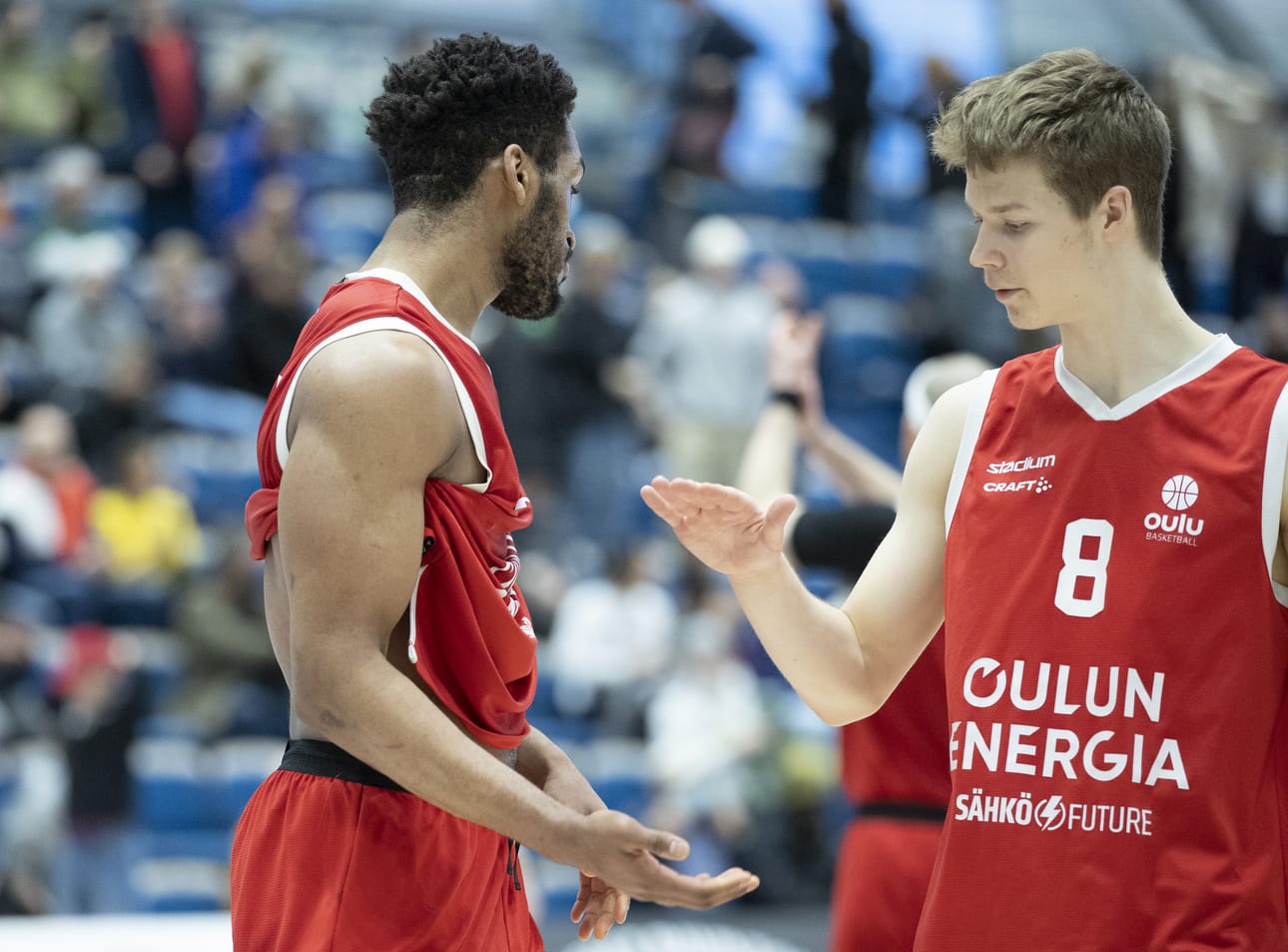 Hyvä joukkuehenki oli Oulu Basketballin vahvuus koko kauden ajan. Kuvassa Dennis McKinney ja Viljami Valkama paiskaavat kättä.