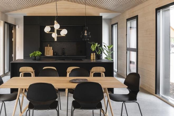 Alajärveläinen massiivipuuelementtien valmistaja Hoisko CLT on näyttävästi esillä Tuusulan asuntomessuilla 3.-30. elokuuta, sillä peräti kaksi alueen näytteilleasettajaa on valinnut HOISKO CLT -elementin kohteensa rakennusmateriaaliksi.