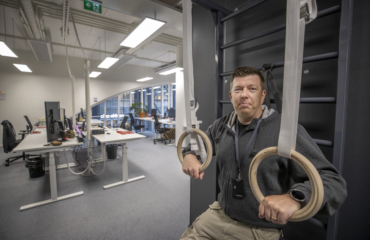 Tiiminvetäjä Kari Sarsila Solitan Oulun yksiköstä sanoo, että it-alan yritykselle toimisto säilyy tärkeänä asiana, mutta erityisesti yhdessä tekemisen mahdollistavana ja yhteisöllisyyttä edistävänä paikkana.