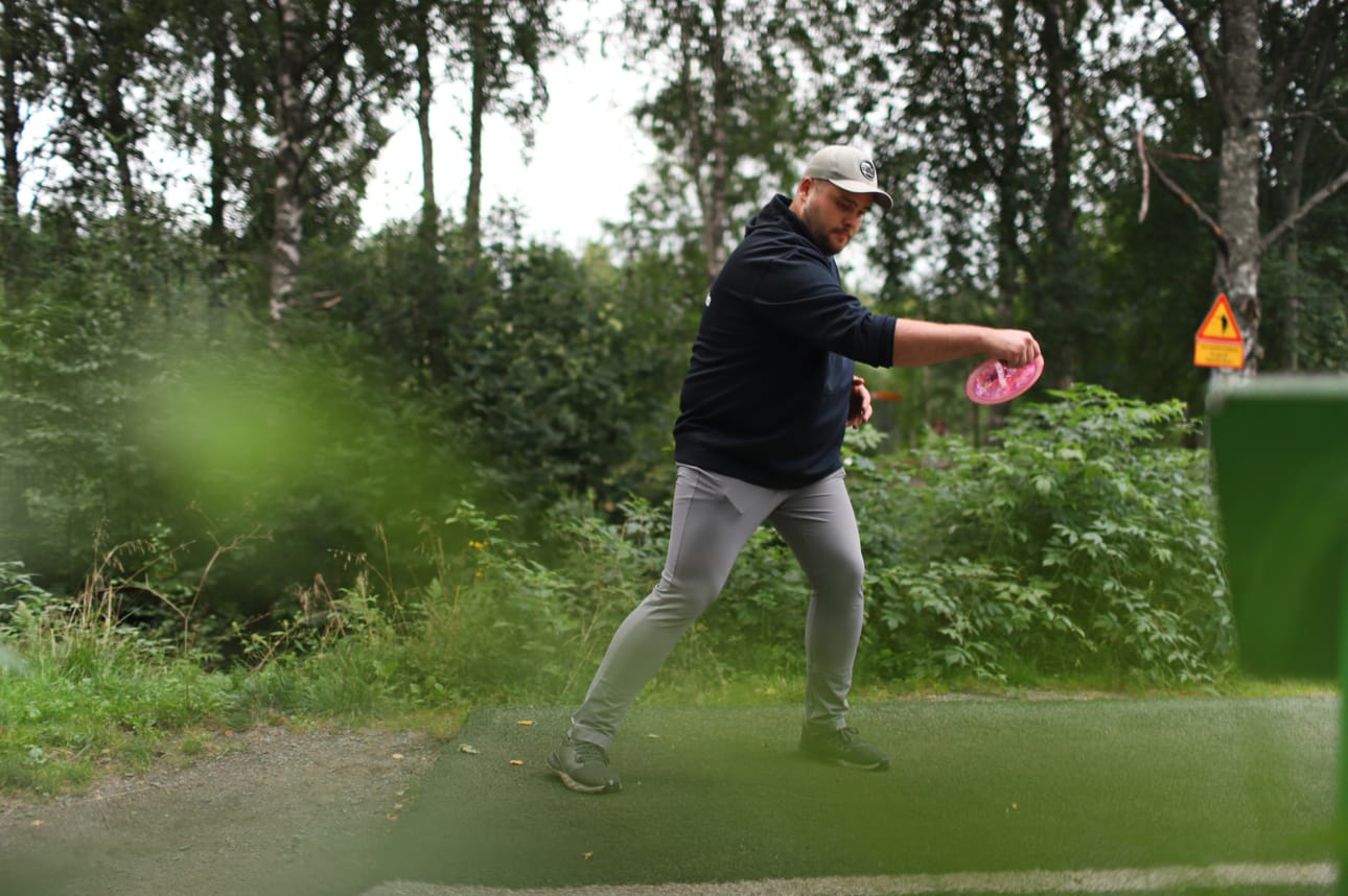 Wasa Disc Golf Clubin viikkokisavastaava Vesa Perkiö antaa tyylinäytteen, miten avausheitto lähtee ykköstiiltä Ristinummen radalla.