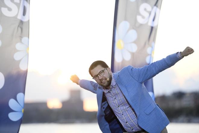 Ruotsidemokraattien puheenjohtaja Jimmie Åkesson villitsi kannattajansa vielä lauantai-illan päätteeksi. KUVA: MAJA SUSLIN