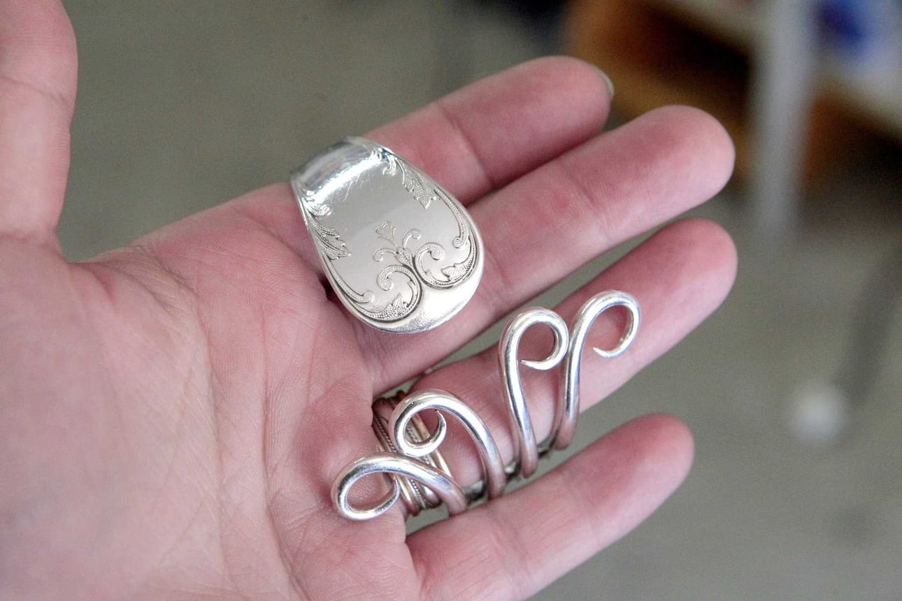 Hopeinen haarukka taipuu rannerenkaan muotoon.