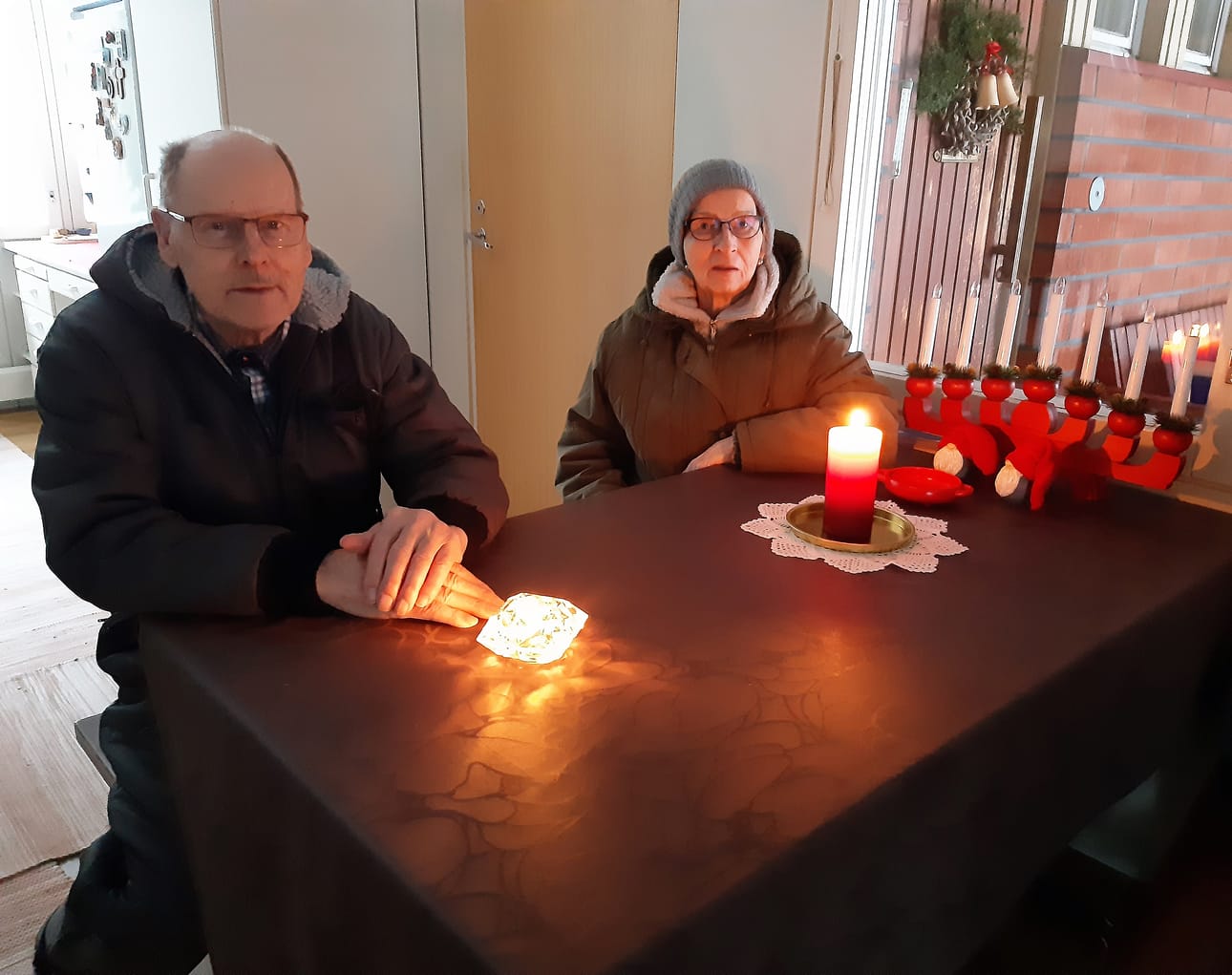Pirjo ja Juhani Viita-ahon koti on sähkökatkon takia viilentynyt sen verran, että sisällä on pukeuduttava ulkovaatteisiin. Kynttilät tuovat lisävaloa, illan tullen käyttöön otetaan myös taskulamput ja otsalamput.