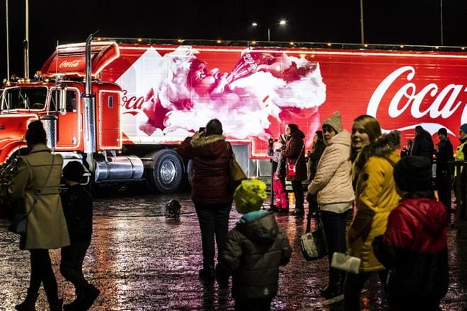 Coca-Colan joulurekka kurvasi perjantaina Seinäjoen Ideaparkiin. KUVA: KRISTA LUOMA