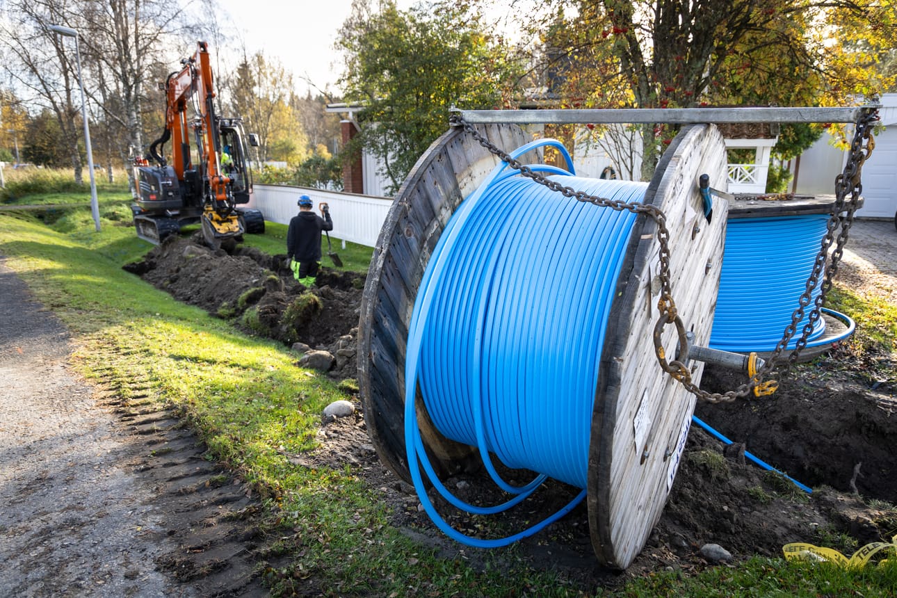 Kirjoittaja pitää valokuituverkkoa ainoana todellisena vaihtoehtona. Kuvassa kuitutyömaa Kemissä syksyllä 2023.