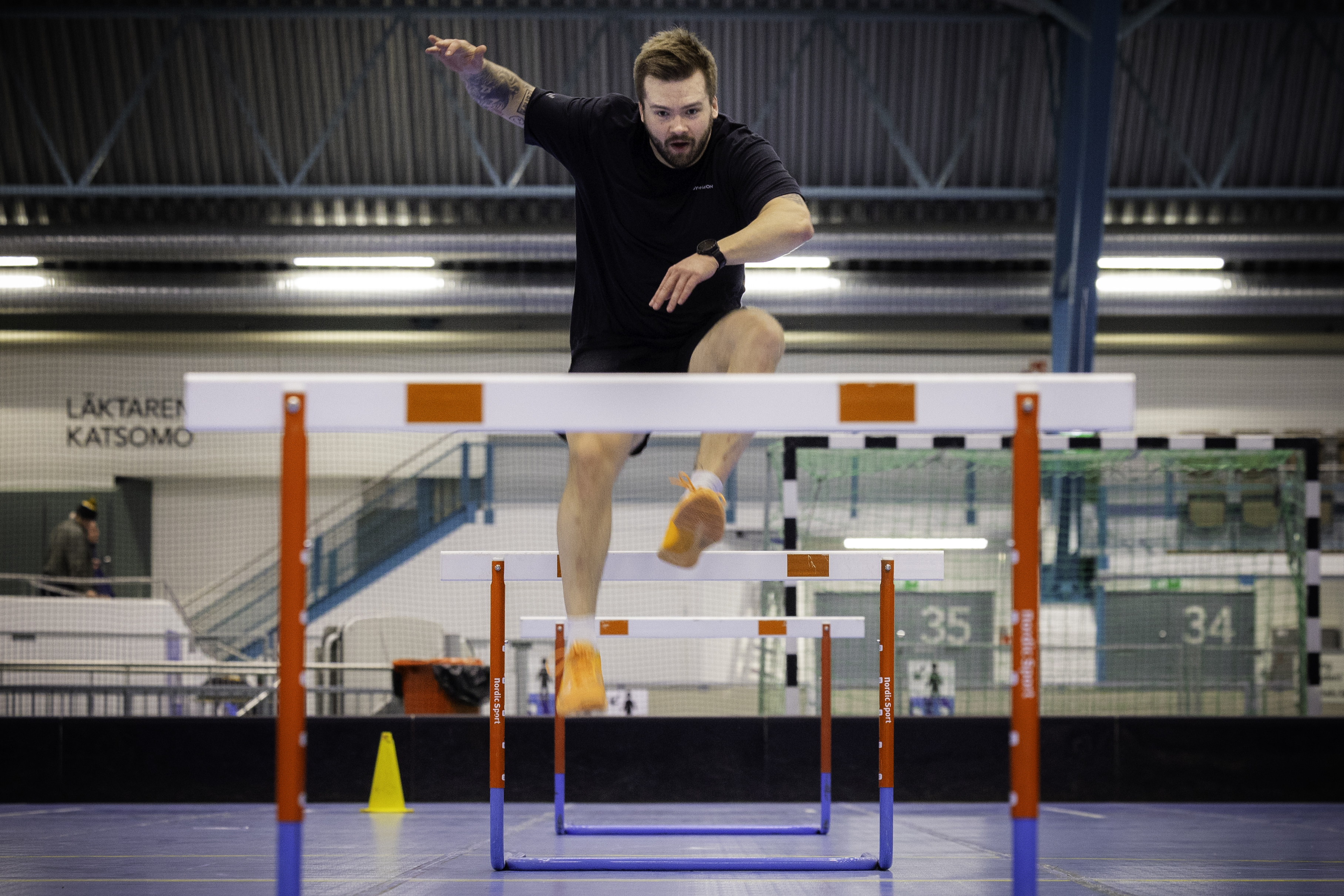 Pääsisitkö läpi poliisikoulun kuntotestistä? – Katso miten toimistotyöläisen kävi