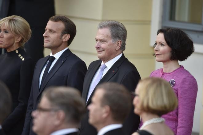 Ranskan presidentti Emmanuel Macron ja hänen vaimonsa Brigitte Macron tapasivat Suomessa ensimmäisen kerran tasavallan presidentin Sauli Niinistön ja rouva Jenni Haukion. KUVA: Kimmo Penttinen