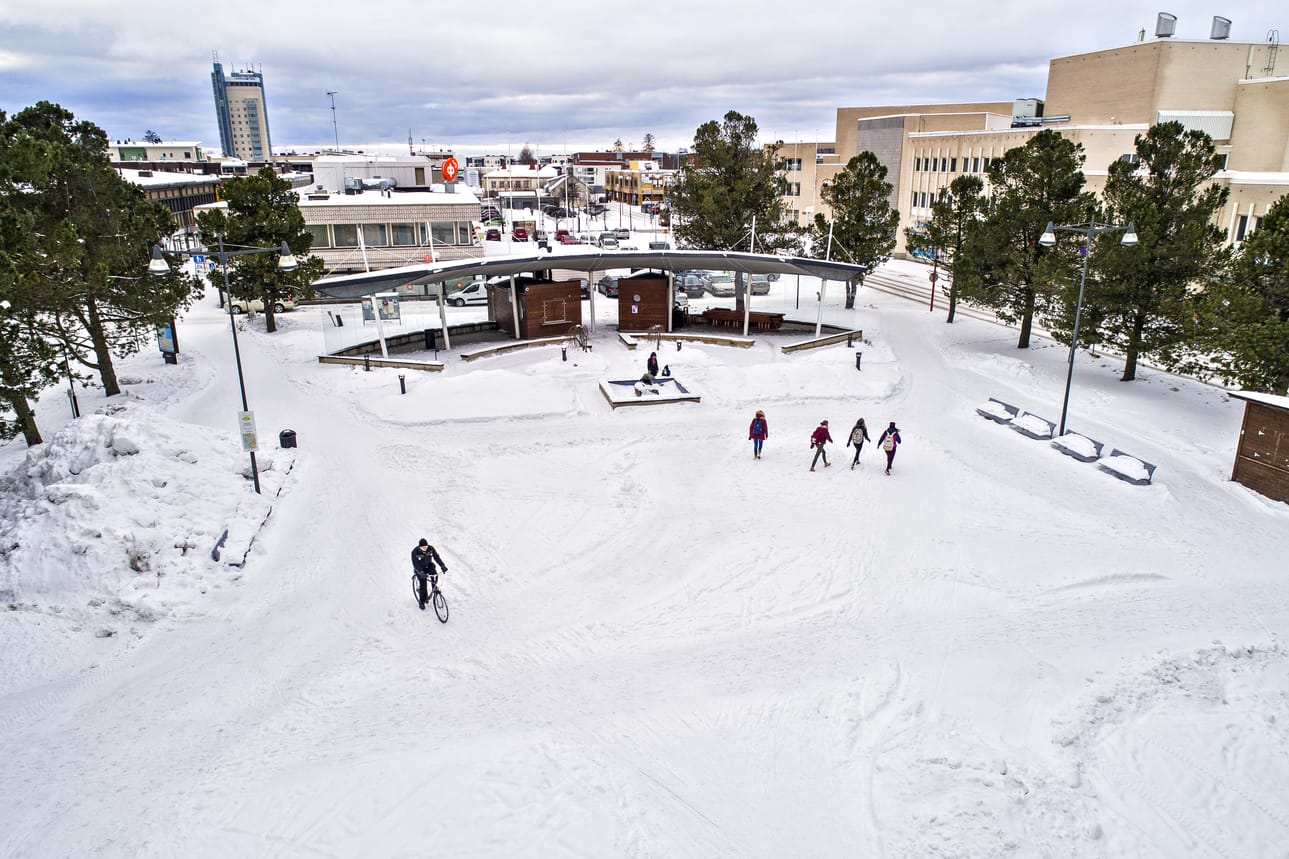 Kuntalaisaloitteessa esitettiin, että kaupunki selvittää mahdollisuuden muuttaa vanhan Prisman parkkipaikka tai kuvassa oleva Härkätori talvikauden ajaksi kaikille avoimeksi luistelukentäksi.