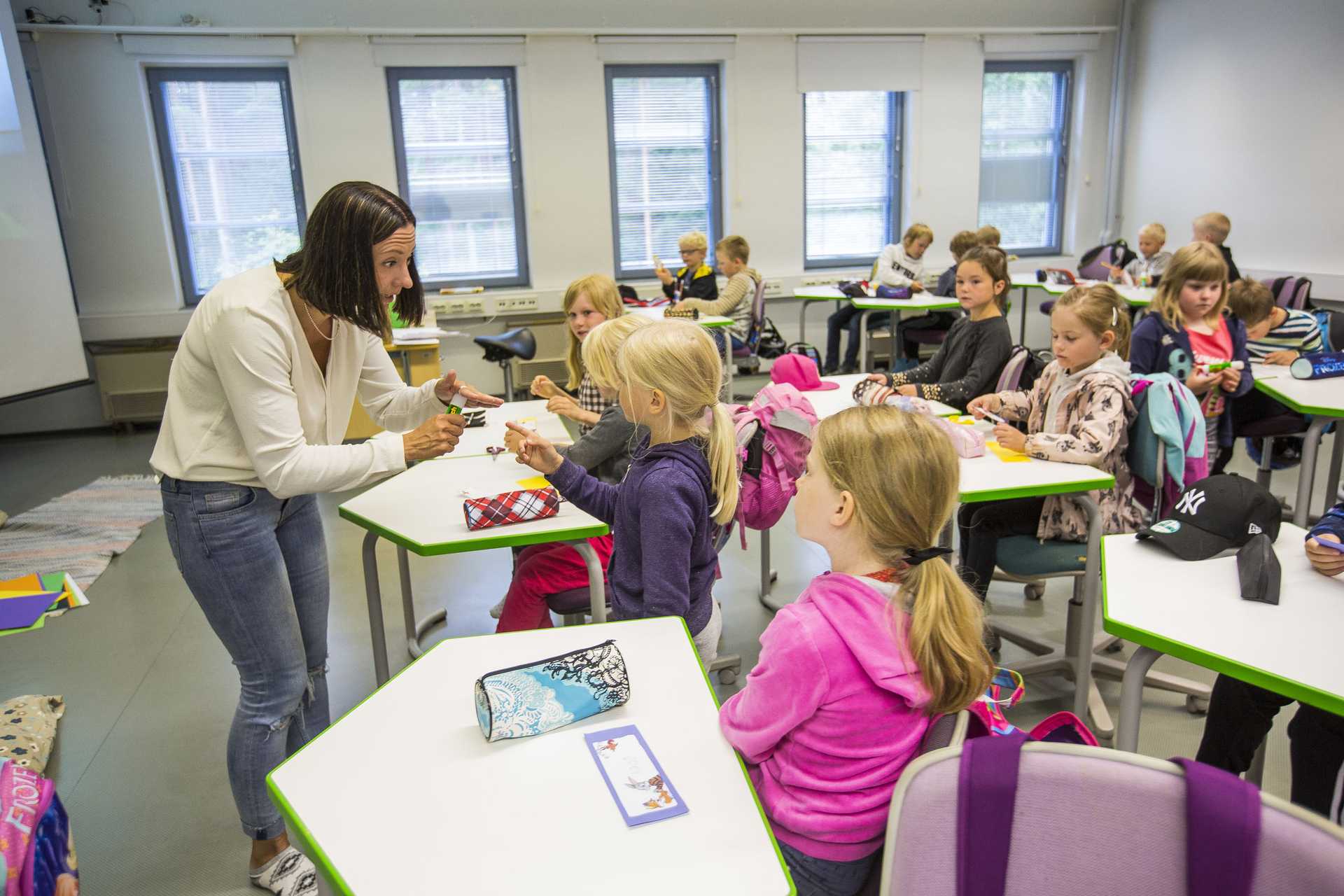 Antinkankaan koulussa aloitti 55 ekaluokkalaista. Ääntä ja vipinää riittää.