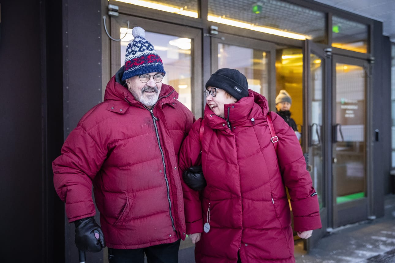 Kari Niva kävi ottamassa rokotteen Rovaniemen kaupungintalolla. Hänen vaimonsa Kristiina Vuopala oli mukana saattamassa. Vuosi on Nivan mukaan ollut hyvin pitkä, kun missään ei ole päässyt käymään ja ketään ei ole saanut tavata.