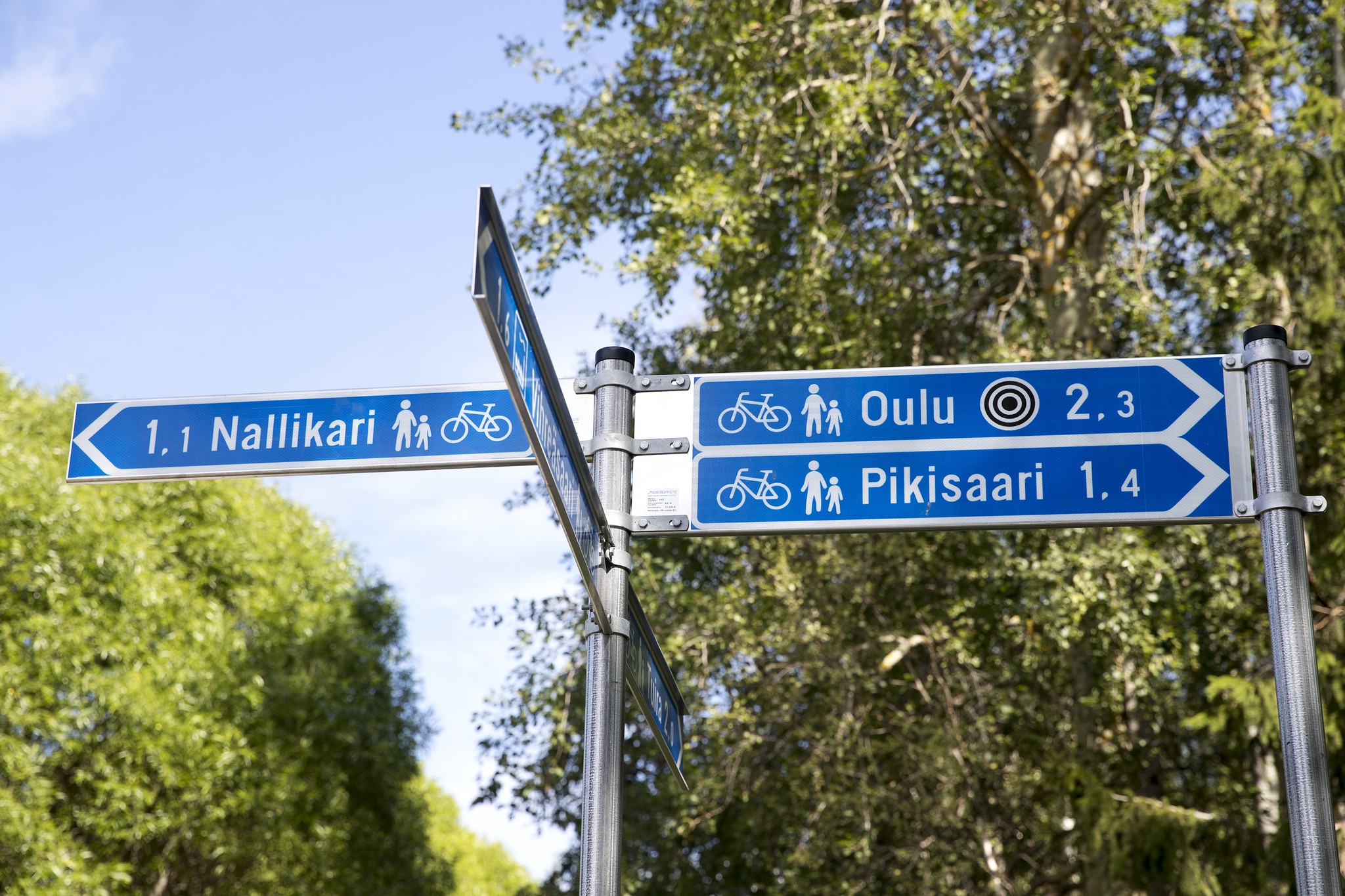 Viittaopasteet asennetaan jatkossa aina kahdella pylväällä, jolloin voidaan merkittävästi vähentää viittaopasteiden vääntymistä väärään suuntaan.