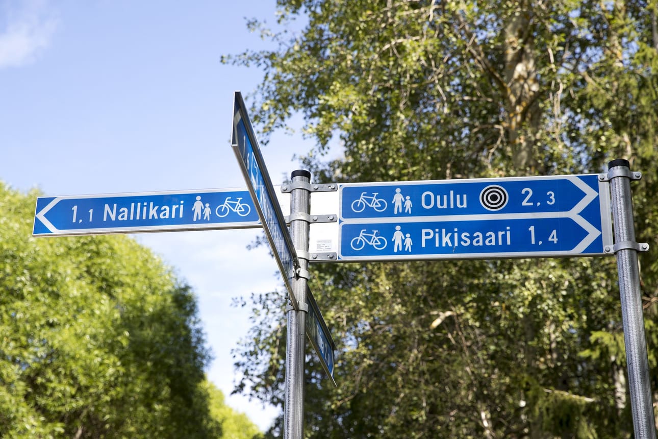 Viittaopasteet asennetaan jatkossa aina kahdella pylväällä, jolloin voidaan merkittävästi vähentää viittaopasteiden vääntymistä väärään suuntaan.