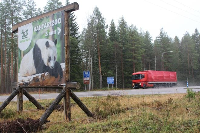 Ähtärin eläinpuiston ison mainoskyltin lähelle on jatkossa, kunhan kaava on hyväksytty, tulossa maa-alue liikerakentamista varten. KUVA: REIJO HEIKKILÄ