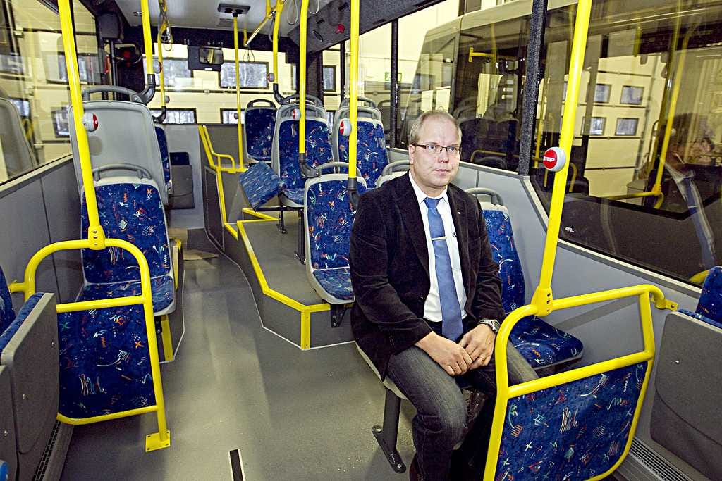 Uusiin citybusseihin mahtuu kaikkiaan 25 matkustajaa. Penkit on verhoiltu sinisellä Huiput Oy:n yritysilmeen mukaisesti. Pysäkeistä kertovat infonäytöt busseihin saadaan ensi vuoden aikana. Citybussiliikenne siirtää toimintamme painopisteen tilausajopuolelta säännölliseen liikenteeseen, toimitusjohtaja Petri Pakarinen sanoo.