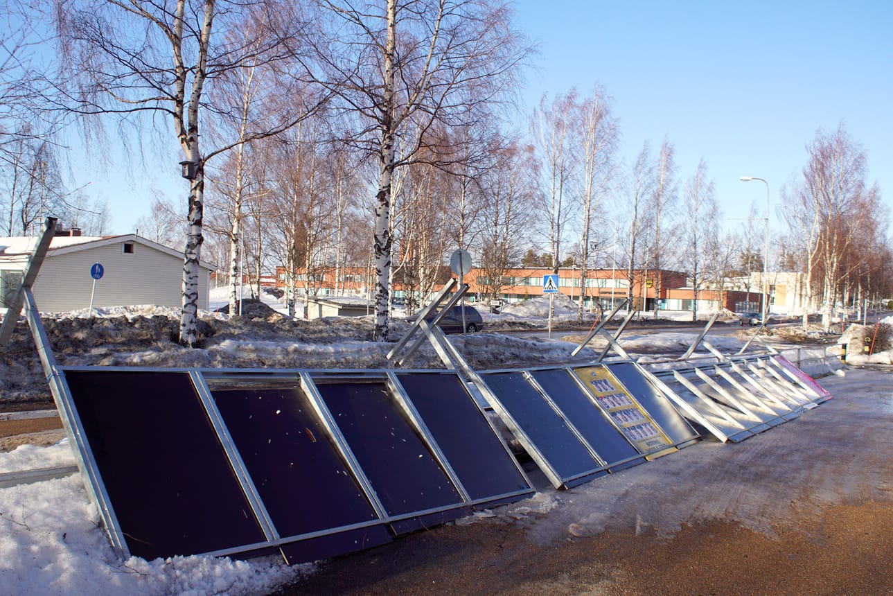 Vaalitelineet saivat Kurenalla tuulelta kyytiä perjantaina. Telineet kaatuivat tuulen voimasta useita kertoja ja myöhemmin telineiden painoiksi laitettiinkin useita raskaita betoniporsaita.