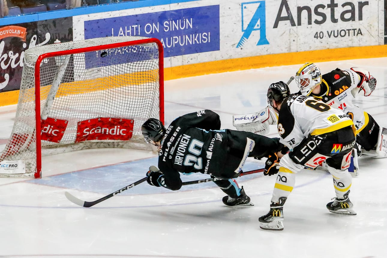 Näin tuhoutuu Kärppien mestaruusunelma: Martin Jandus ja maalivahti Tomi Karhunen ovat myöhässä, kun Pelicansin Konsta Hirvonen niittaa jatkoeräratkaisun.