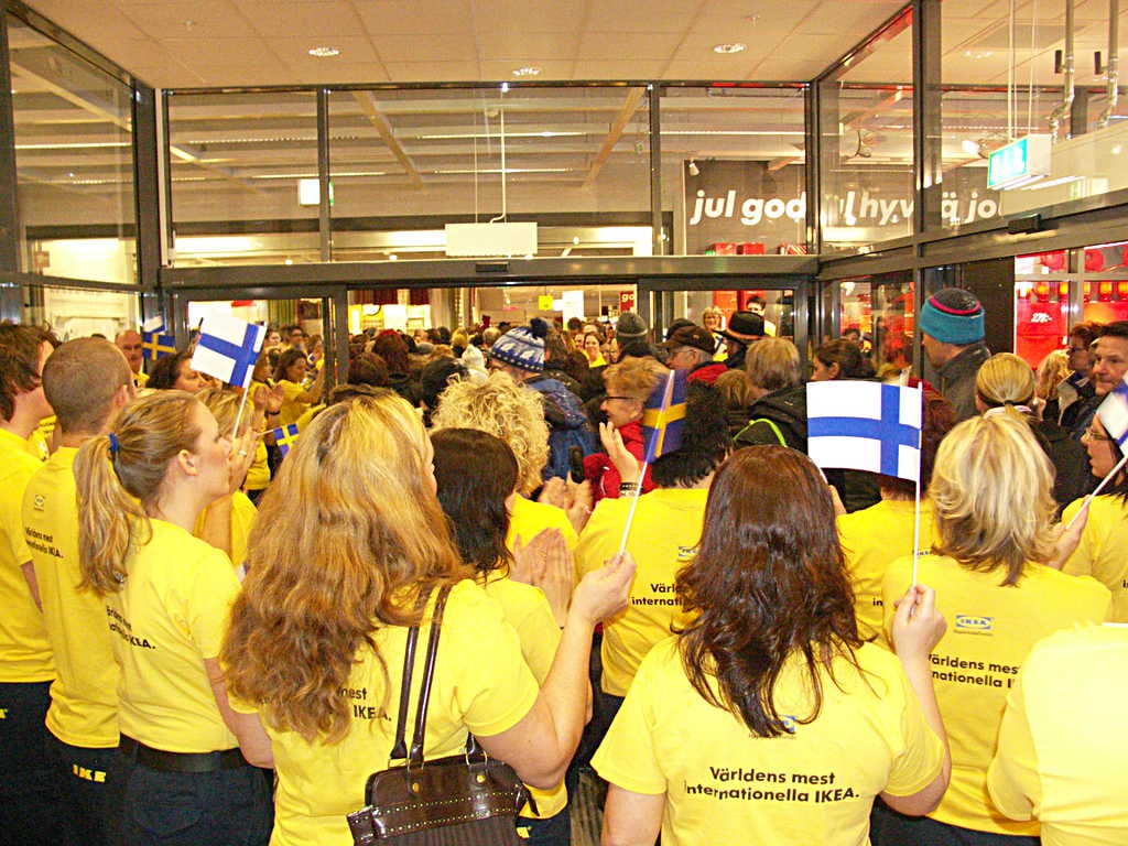 Ikea haluaa rakentaa myymälän Ouluun. Haaparannan Ikean avajaisia juhlistettiin 15. marraskuuta 2006.