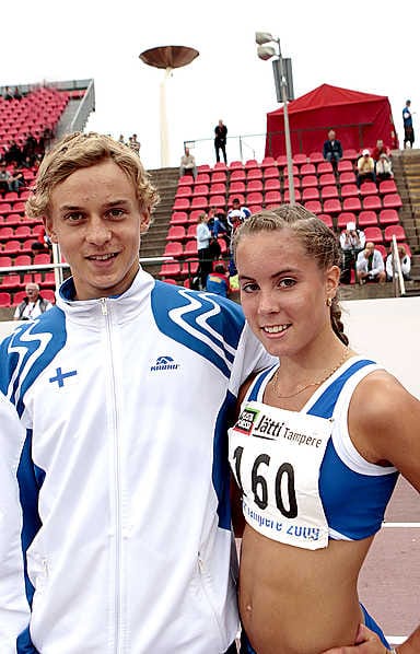 Alatornion Pirkkojen juoksijat Jussi Kanervo ja Anette Haukilahti viihtyvät nuorten olympiafestivaalien tunnelmassa.