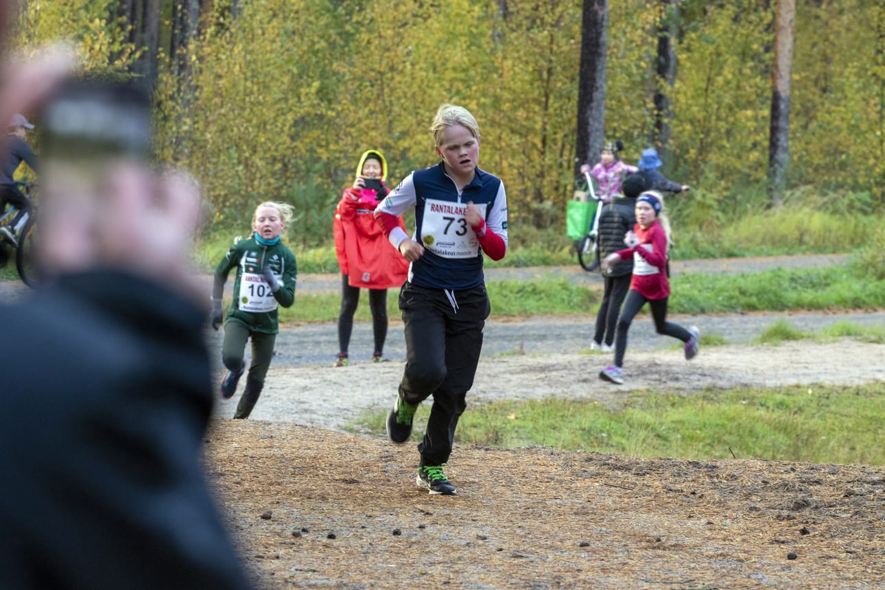 Kempeleen Pyrinnön Viljami Väyrynen loppusuoralla.