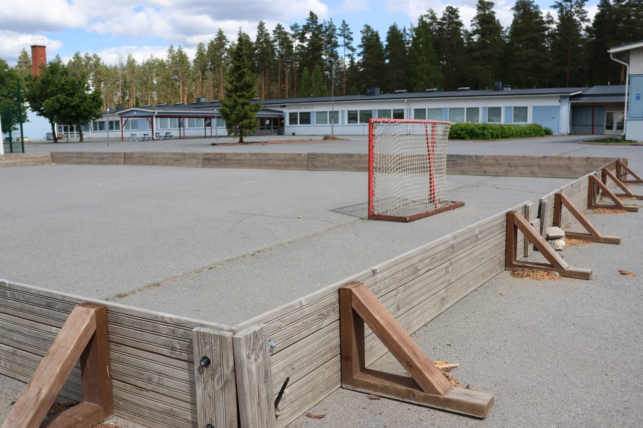 Isojoki on päättänyt parantaa koulun edustalla sijaitsevan sählykaukalon peliolosuhteita.