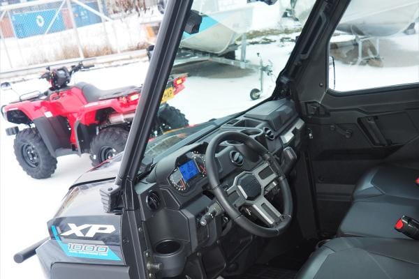 Polaris-mönkijässä on suojaisa ja korkea ohjaamo, johon mahtuu kolme ihmistä. Ovet aukeavat kaapparimallisesti takareunasta, ja ohjauspyörän voi taittaa yläasentoon helpottamaan kulkua etuistuimelle. KUVA: Kari Pitkänen
