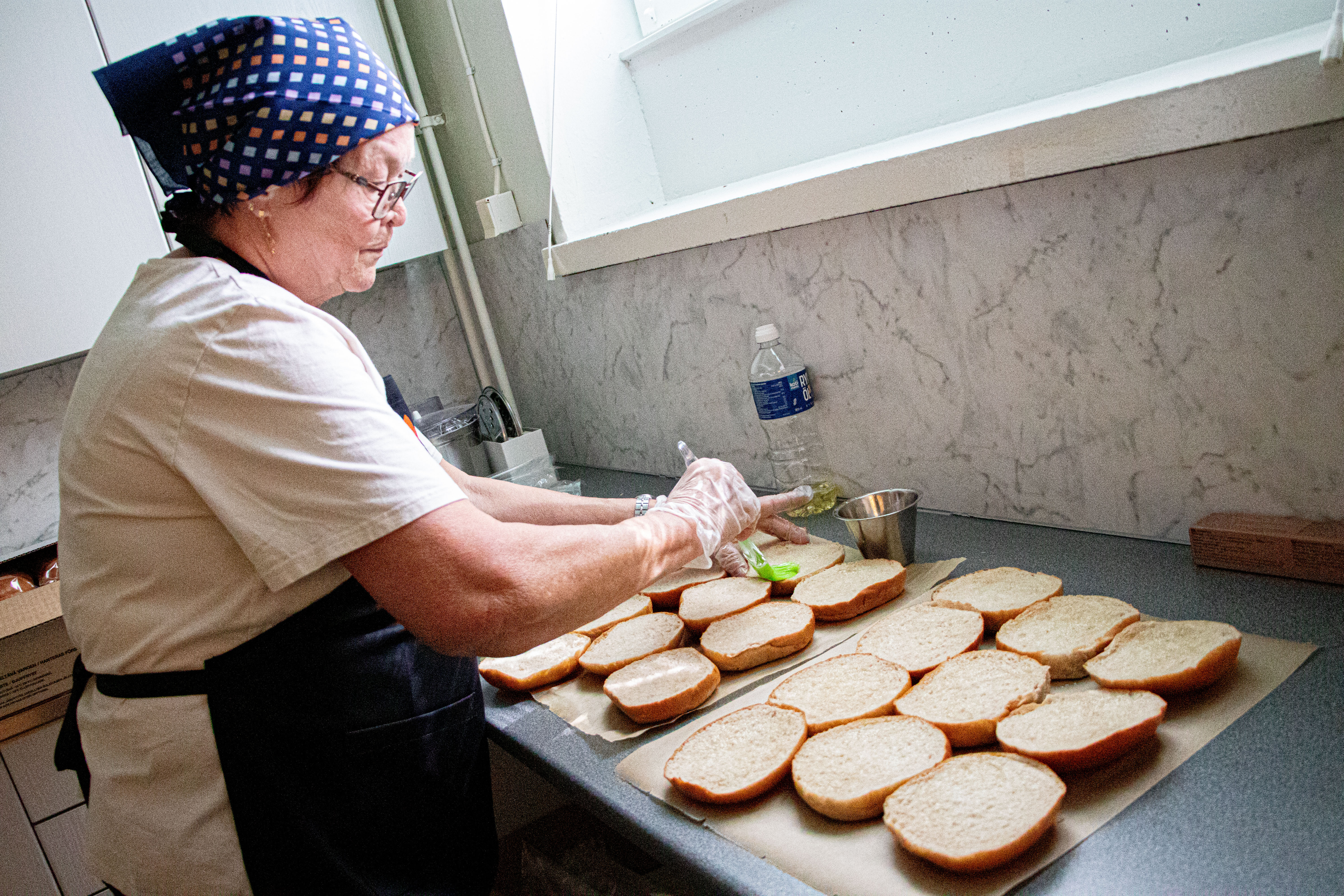 Anja Rehula antoi purilassämpylöille viimeisen voitelun ennen uunia.