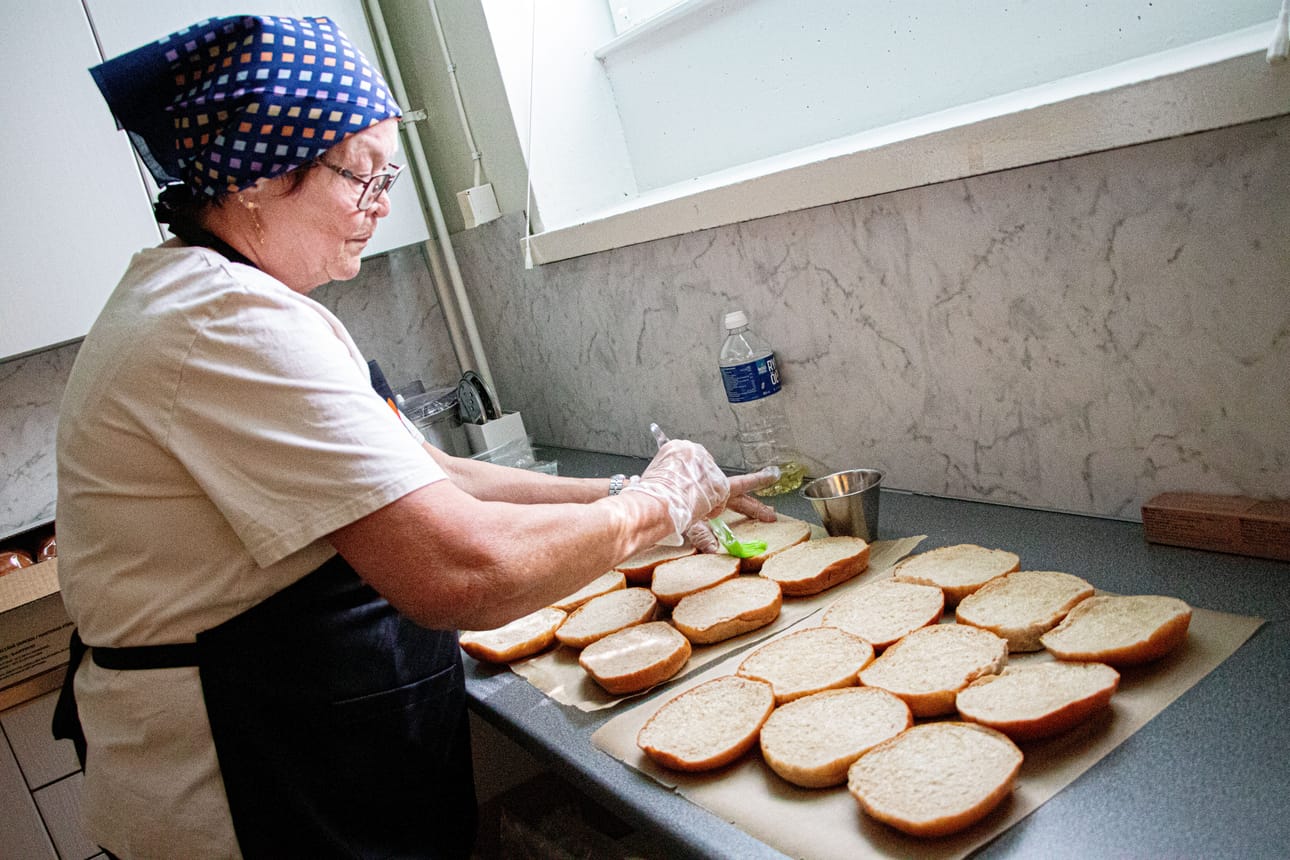 Anja Rehula antoi purilassämpylöille viimeisen voitelun ennen uunia.