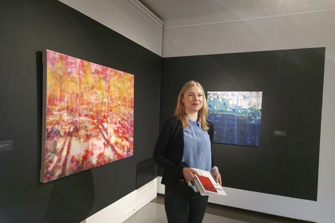 Alajärven Pekkolassa toimivan Nelimarkka-museon johtaja Elina Alkio muistuttaa, että vaikka koronan vuoksi pääkaupunkiseudun isot museot ovat olleet suljettuina, niin Nelimarkka-museossa turvavälit voi hyvin säilyttää ja siksi vierailla entiseen tapaan. Kuvassa teokset vas. Jamie Ranta, Kolme tavallista mäntyä 2021 ja Tapio Hirvonen, Kartta 2021. KUVA: SARI HEINILÄ