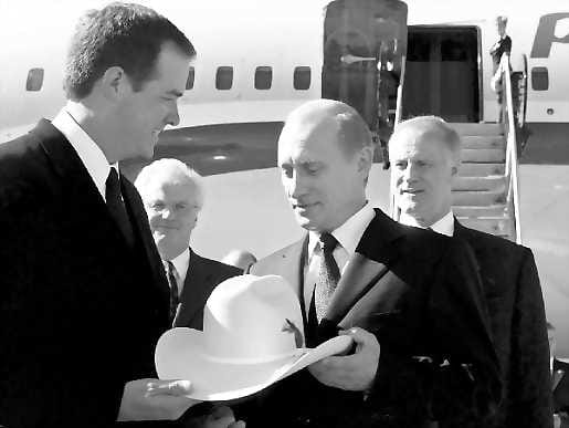 Presidentti Vladimir Putin osasi varmasti ennakoida maansa aseman muuttumista G8-järjestössä saapuessaan Kanadaan ja tervehtiessään Calgaryn pormestaria Davis Bronconnieria.
