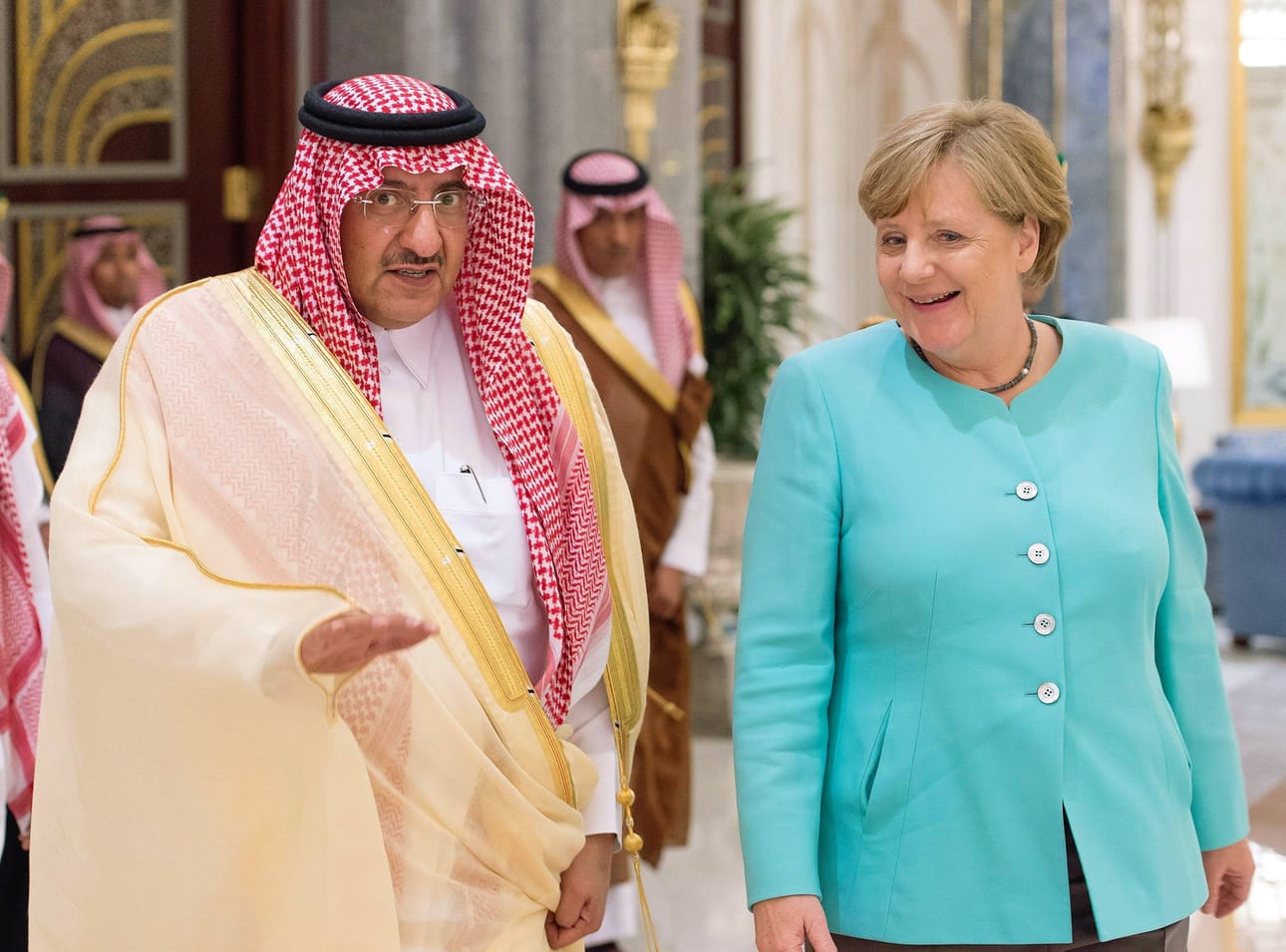 Saksan liittokansleri Angela Merkel tapasi maanantaina Saudi-Arabian-vierailullaan kruununprinssi Muhammed bin Nayefin. Merkel oli pukeutunut länsimaisittain.