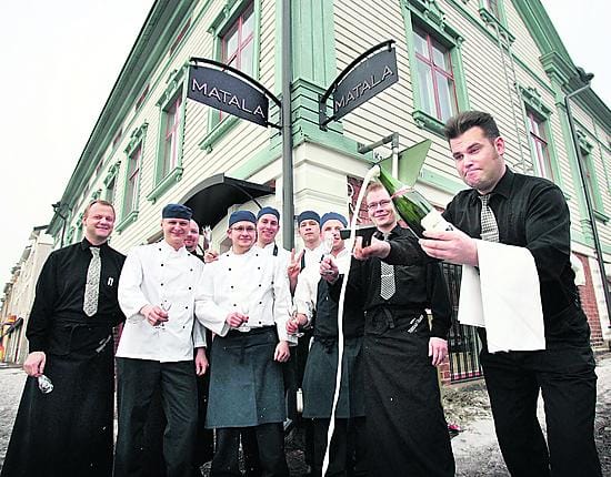 Ravintola Matalan väkeä oikealta: Ravintolapäällikkö Antti Laurila, Hannu Eräluoto, Antti Kauppinen, Niko Brask, Uula Muoniovaara,Teemu Kerälä,Tomi Räsänen, Hannu Ylikorva sekä Pekka Korva.