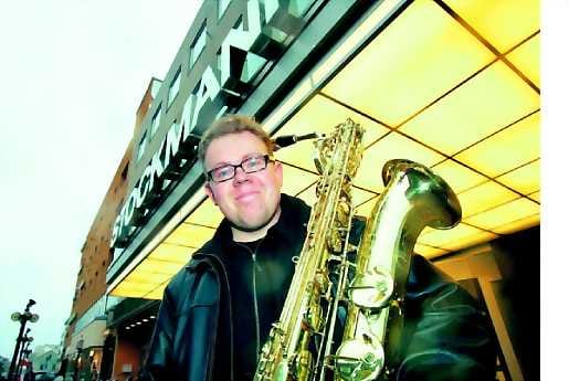 Soittokaverina Stockmann. Oululainen saksofonitaiteilija Jaakko Nurila konsertoi Uuden musiikin lokakuussa Hullujen päivien aikaan.