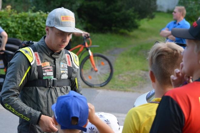 Asunmaa pääsi jakamaan myös nimikirjoituksia nuorille katsojille, joita oli Harjun maalialueen läheisyydessä runsaasti.