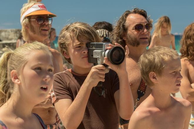 Elokuvanteosta innostunut 14-vuotias Jeff Marsh (Atticus Robb) kuvaa vanhempiensa elämää 1970-luvun Australiassa. Liekehtivät lapset on ohjaaja Stephan Elliotin peitellysti omaelämäkerrallinen elokuva. KUVA: Yle Kuvapalvelu