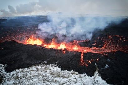 Lounais-Islannissa on alkanut jälleen tulivuorenpurkaus, laava uhkaa koteja Grindavikissa