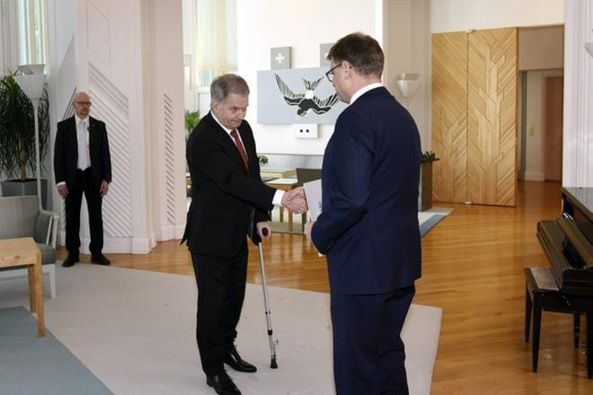 LKS 20190308 Pääministeri Juha Sipilä saapuu tiedotustilaisuuteen Kesärantaan Helsingissä 8. maaliskuuta 2019. Pääministeri Juha Sipilä pyysi hallituksen eroa tasavallan presidentiltä perjantaina Mäntyniemessä. ... Finnish Prime Minister Juha Sipilä arrives to announce his cabinet’s resignation at the Prime Minister’s official residence Kesäranta in Helsinki, Finland on March 8, 2019. LEHTIKUVA / SEPPO SAMULI