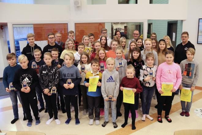 Wisa seurana ja sen kolme jaostoa huomioivat viime kaudella menestyneitä urheilijoita, valmentajia ja taustavaikuttajia viime lauantaina Kosolan koululla. KUVAT: ANU NAHKALA