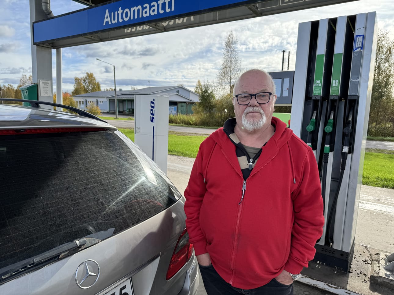 Hannu Alakangas ei ole edes harkinnut polttomoottoriautoista luopumista, vaikka polttoaineiden hinnat hipovat pilviä. – En ikinä laita sähköautoa, Alakangas vakuuttaa kertoen, ettei hän luota sähköautoihin pätkääkään.