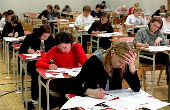 Abiturientit painivat perjantaina tekstitaidon kokeen kanssa.