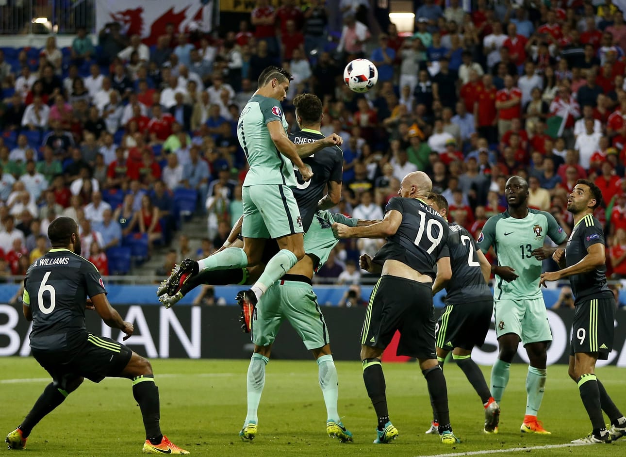 Cristiano Ronaldo puski yhdeksännen EM-maalinsa välieräottelussa Walesia vastaan.
