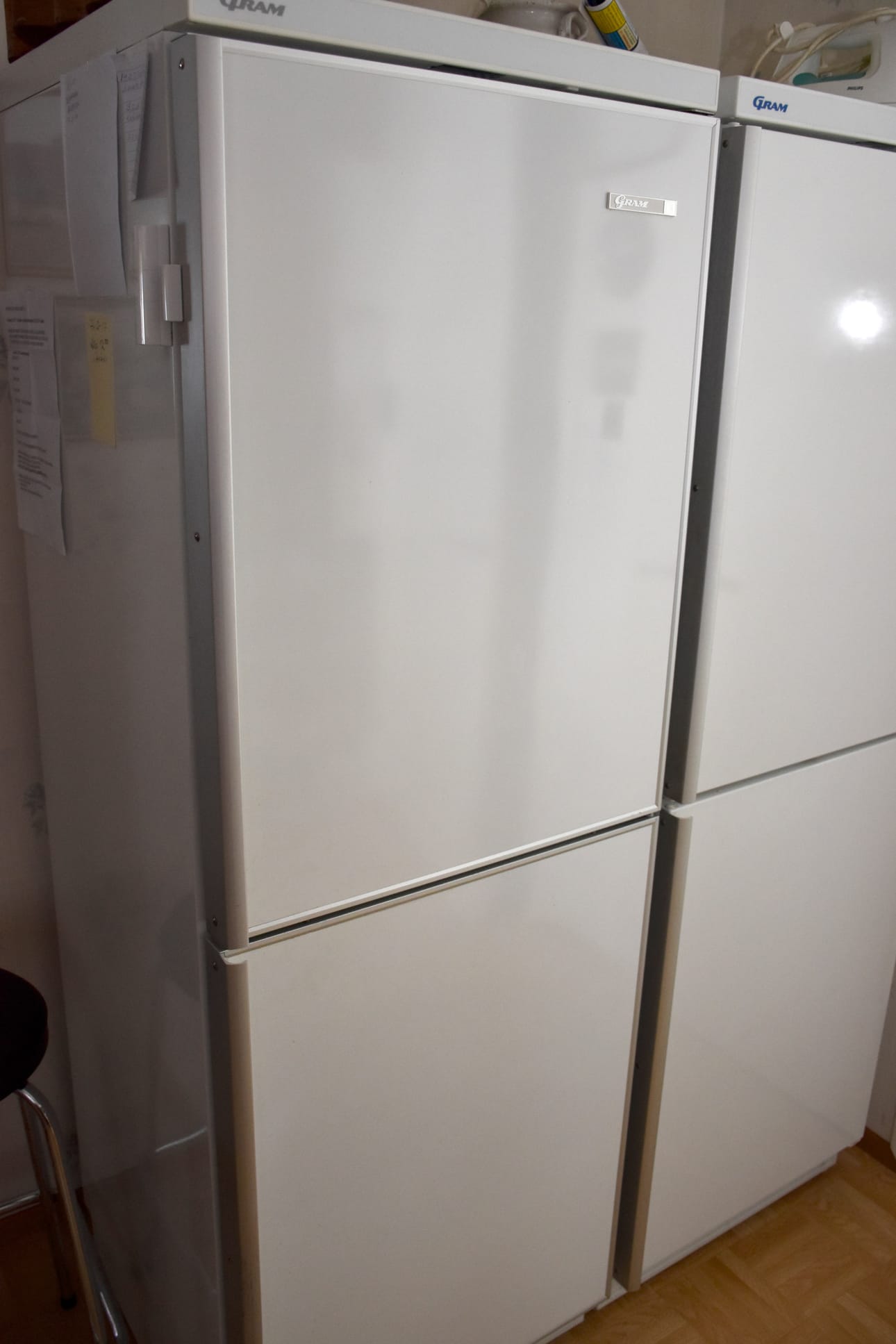 Jääkaapin oven kyljessä oleva sensori välittää tietoa oven avautumisesta. Tällä voidaan seurata asiakkaan säännöllistä ruokailemista.