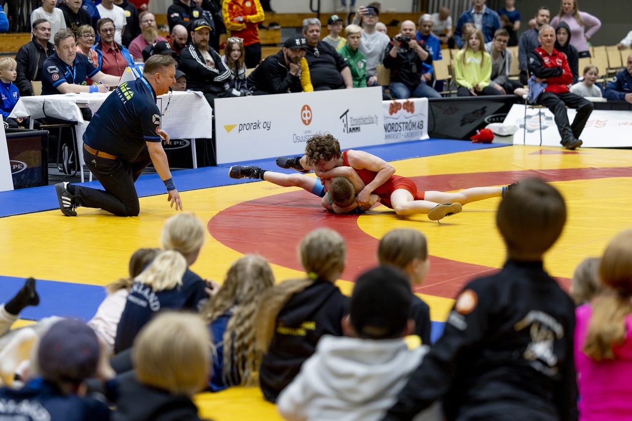 Laihialla painittiin viikonloppuna KLL:n mestaruuksista. Kuvassa Matias Maijala (pun.) Keminmaalta vie mattoon Isonkyrön Matias Onnenlehtoa 14–16-vuotiaiden 53 kg:n finaalissa.