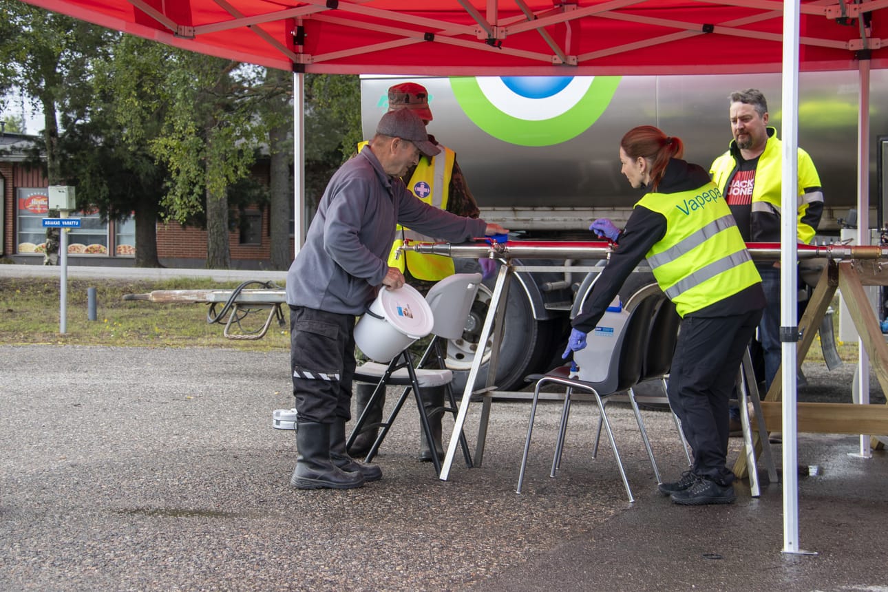 Lumijoen vanhan terveyskeskuksen piha-alueella on väliaikainen vedenjakelupiste. Vettä voi noutaa omiin puhtaisiin astioihin, kuten ämpäreihin ja vesikanistereihin.