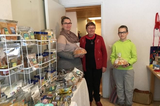 Herkullisia kakkuja tarjosi Henna Muukkonen, monenlaisia mausteita ja sinappia puolestaan kuvassa keskellä näkyvä Raija Isoketo yrityksensä Helka Emilian edustajana. Kuvaan pääsi myös 12-vuotias Tuomas Muukkonen. KUVA: ANNIKKI OJALA