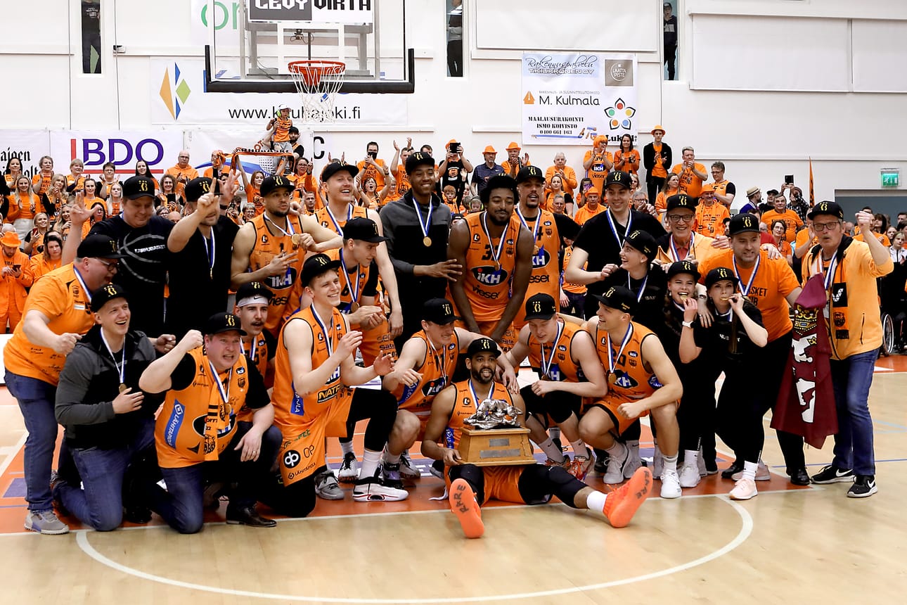 Karhu Basket juhli koripallokultaa kotiyleisönsä edessä.