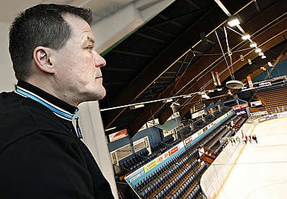 Kai Suikkasesta tuli viime keväänä pikakomennuksella Lahden Pelicansin valmentaja. Tilaa hänelle teki entinen pelikaveri ja hyvä ystävä Kari Jalonen, joka sai unelmepestin KHL-joukkue Torpedo Novgoroodista.