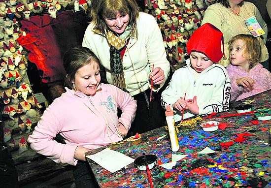   <b>Tontunteossa.</b> Lauren, Susan ja Louis Dembickjy kävivät taiteilemassa omat tonttunsa Santaparkin tonttupajassa.