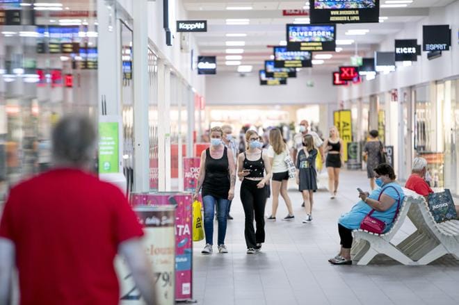 Seinäjokelaisessa kauppakeskuksessa asioiville on vahva maskisuositus. Kuva: Jaakko Elenius