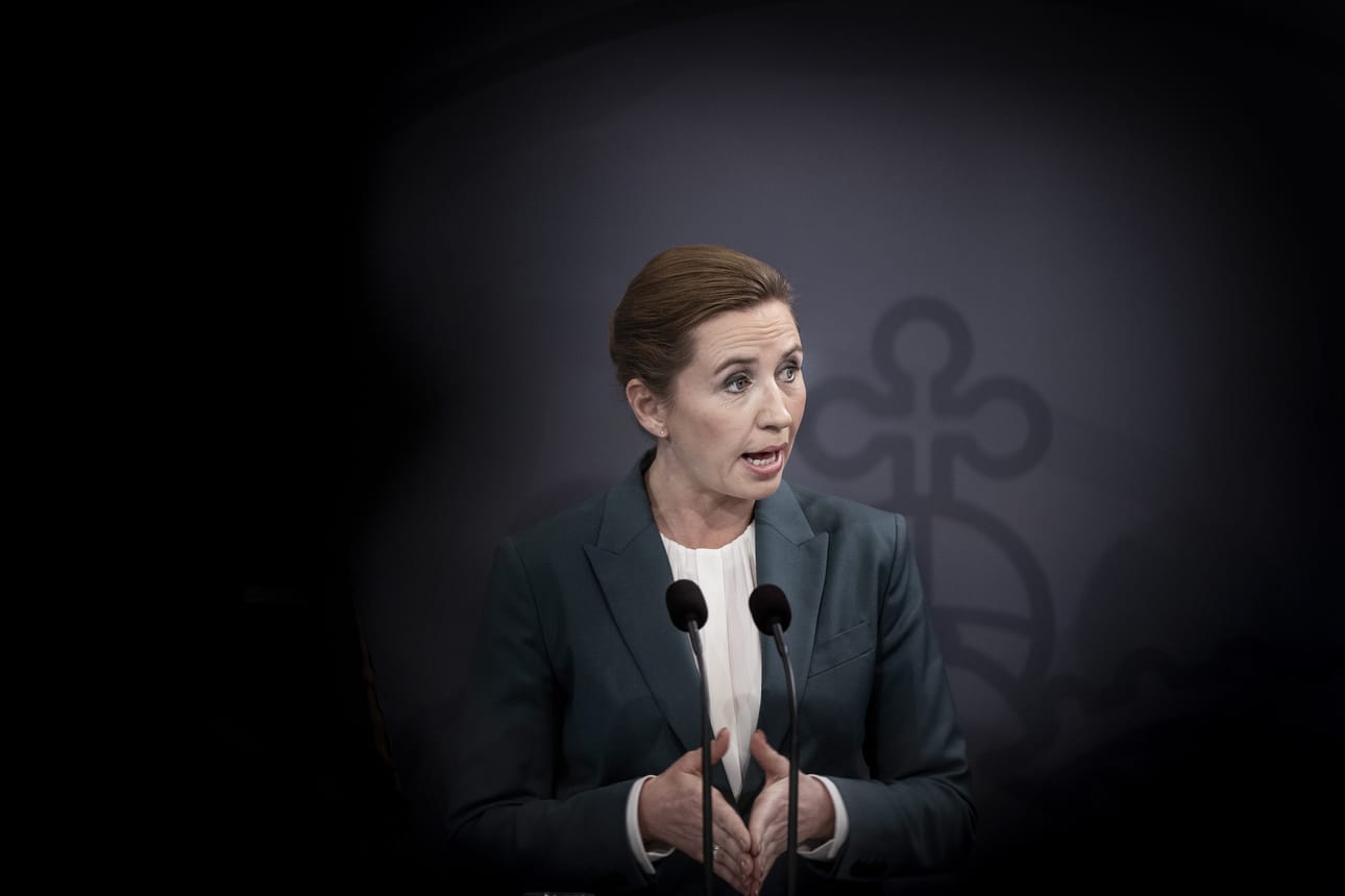 Tanskan pääministeri Mette Frederiksen ilmoitti perjantai-iltana, että ulkomaalaisilta estetään pääsy maahan lauantain keskipäivästä alkaen. Rajoituksen on määrä olla voimassa kuukauden.