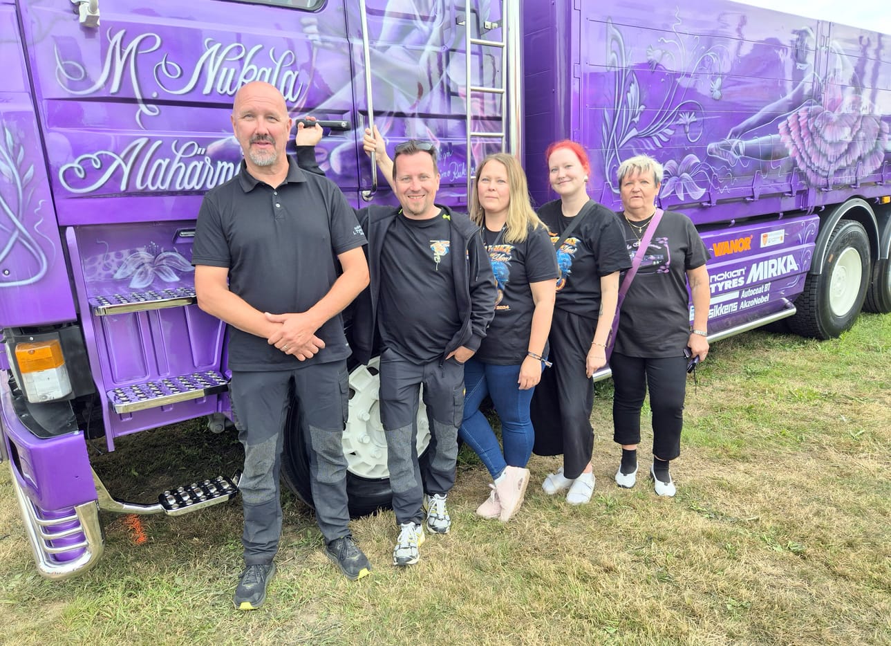 Power Truckin järjestäjistä yhteiskuvaan ennättivät perjantaina Rami Tynjälä, Juha Ristimaa, Hannele Loukasmäki, Sofia Nukala sekä Ritva Nukala. Ari ja Mika Nukala olivat toisaalla kuvanottohetkellä.
